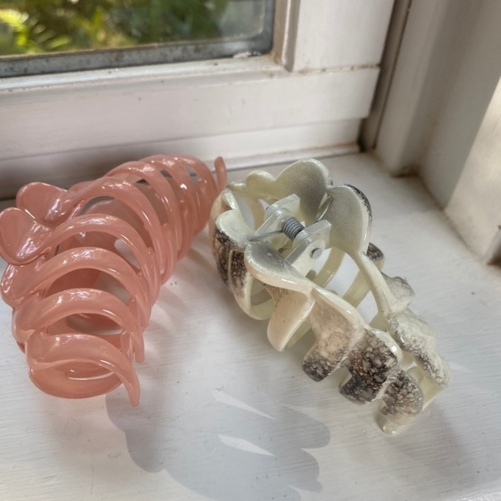 Anthropologie Acrylic Hair Clip Set - Picture 3 of 3